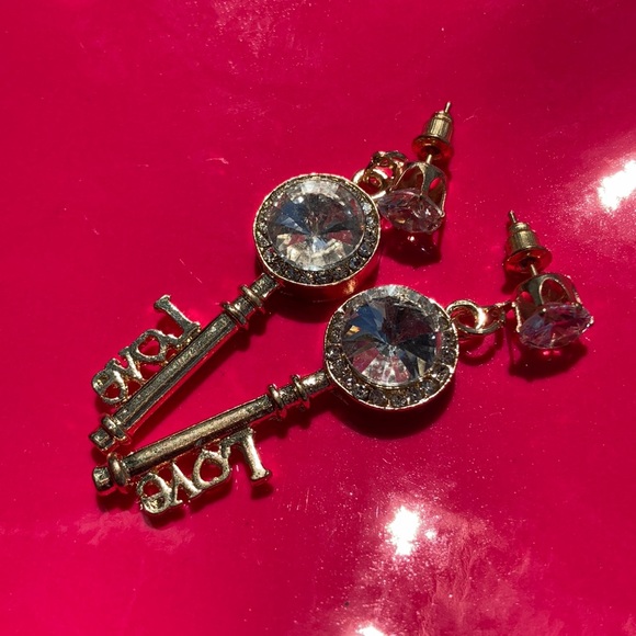 ⚜️ Gold Key Love Earrings! - Picture 2 of 2